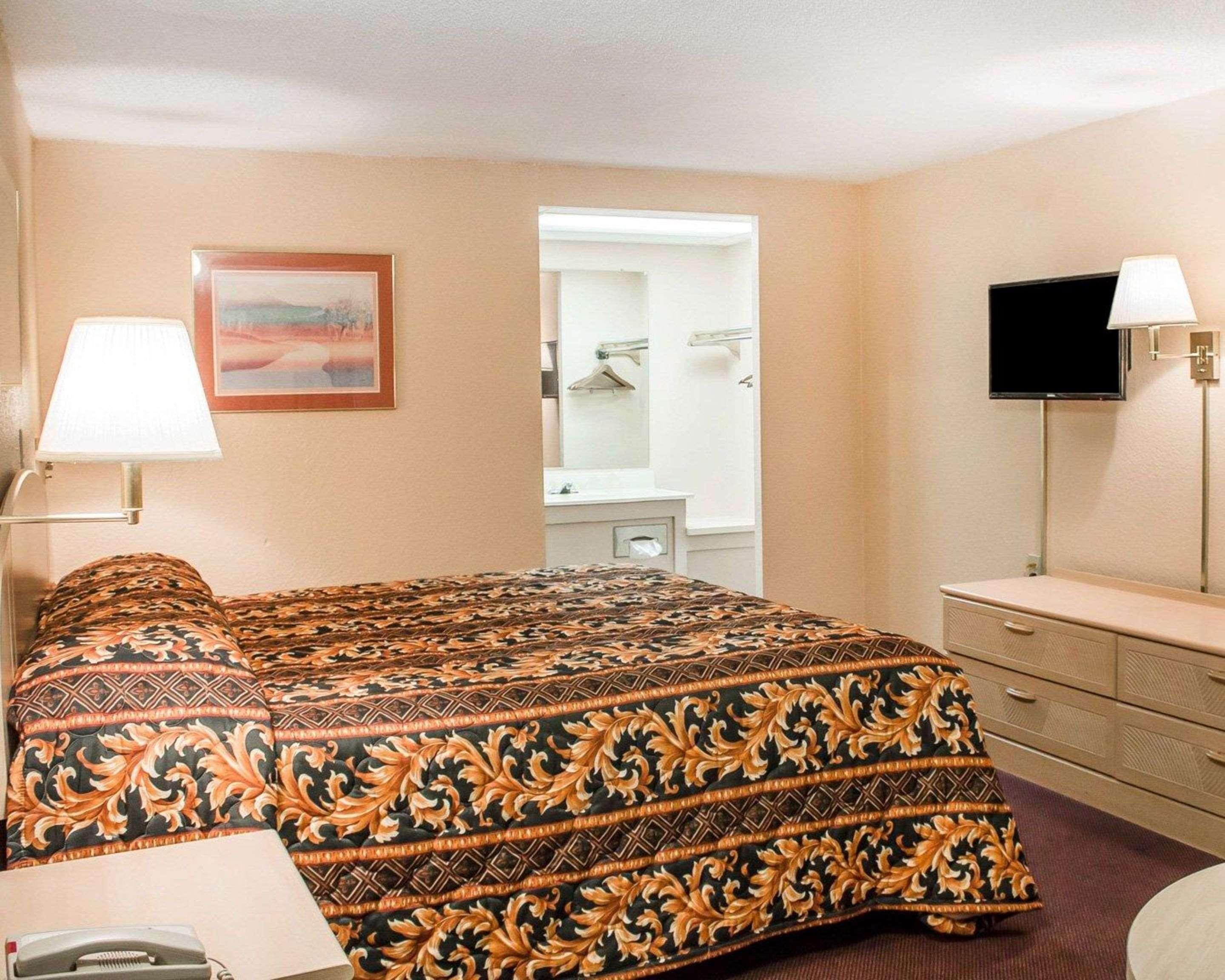 Rodeway Inn Findlay Exterior photo